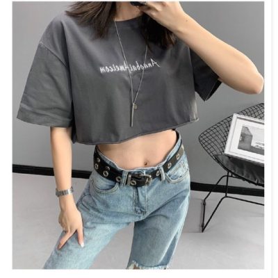 Áo croptop boxy trắng phối cùng quần short